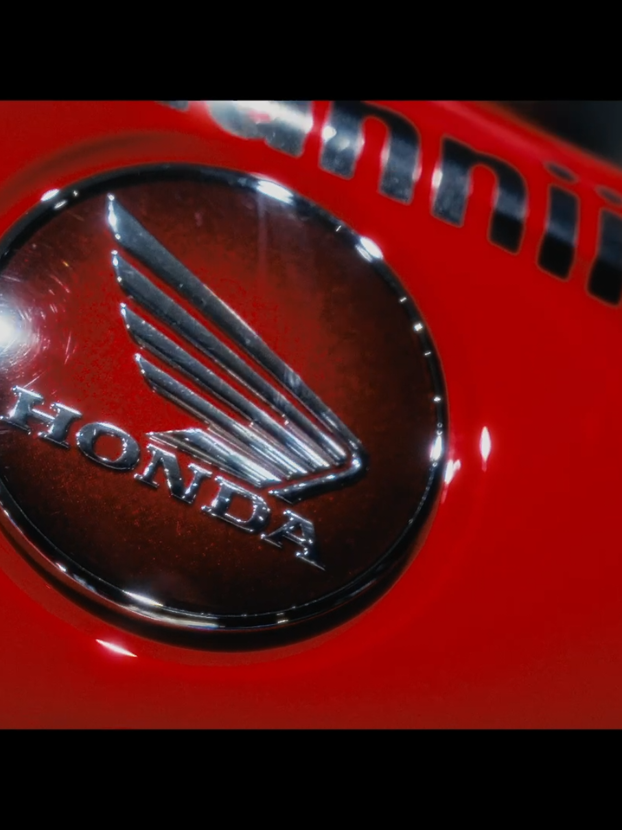 Shiny red ✨️  #cinematicvideo #bikecinematics #hondacbr #honda @Dannii_Motoo 