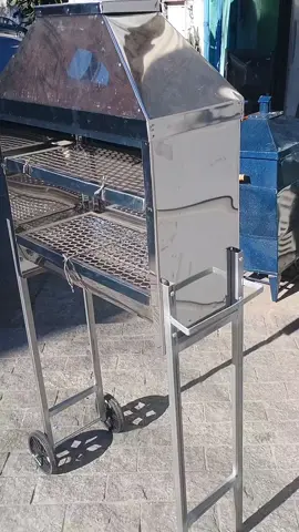 churrasqueira espetinho de 60 cm de largura, acompanha duas grelhas, coifa de encaixe e rodas para fácil locomoção. 📐60 cm de largura  📐25 cm de profundidade  📐1,60 cm de altura  💳 está no valor de R$ 720,00 parcelado em até 3x sem juros  📦 enviamos para todo o Brasil  . . . . .#churrasco   #churras   #churrasquinhobom   #churrasnadome   #churrasqueiro   #churrasdedomingo   #amochurrasco   #brasa   #fogonabrasa   #carnenabrasa   #churrasquinha