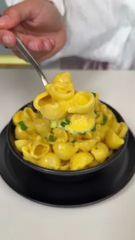 Mac and Cheese 🧀 quick | English below ⬇️  Malzemeler: 	•	2 su bardağı makarna 	•	1 su bardağı süt 	•	1 su bardağı su 	•	1 yemek kaşığı tereyağı 	•	Çedar peyniri  	•	Kaşar peyniri 	•	Tuz 	•	Karabiber 	•	Zerdeçal (isteğe bağlı) Yapılışı: 	1.	Tencereye makarnayı, sütü ve suyu ekleyin. 	2.	Kısık ateşte, karıştırarak suyunu çekip yumuşayana kadar pişirin. Biraz sulu kalsın iyice çekmesin. 	3.	Sonra içine tereyağını, rendelenmiş çedar ve kaşar peynirini ekleyin. 	4.	Tuz, karabiber ve zerdeçal ekleyin. Afiyet olsun! 🧡English below ⬇️ Ingredients: • 2 cups pasta • 200ml milk • 200ml water • 1 tablespoon butter • Cheddar cheese • Mozzarella (or any melty cheese) • Salt • Black pepper • Turmeric (optional) Instructions: 	1.	Add the pasta, milk, and water to a pot. 	2.	Cook on low heat, stirring occasionally, until the pasta softens and most of the liquid is absorbed — but leave it slightly creamy. 	3.	Add the butter, grated cheddar, and mozzarella. 	4.	Season with salt, black pepper, and a pinch of turmeric. Enjoy! 🧡 #busezeynep #macandcheese #pasta 