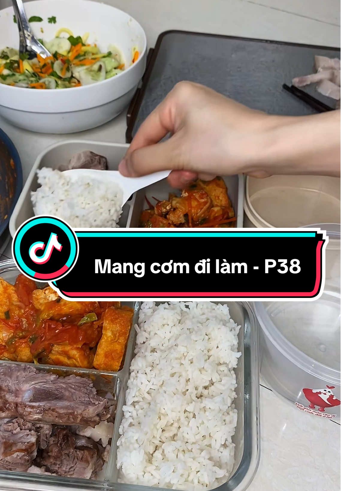 ✨ Thực đơn hôm nay: Thịt lợn luộc, nộm rau củ, đậu sốt cà chua. Có cái dụng cụ xay tỏi ớt cầm tay đúng là tiện lợi nhanh gọn hơn hẳn, đặc biệt với những lúc cần pha nước chấm hay làm nộm 🥰 #minhemdaily #dailyvlog #naucom #mangcomdilam #LearnOnTikTok #review #dungcuxaytoiot