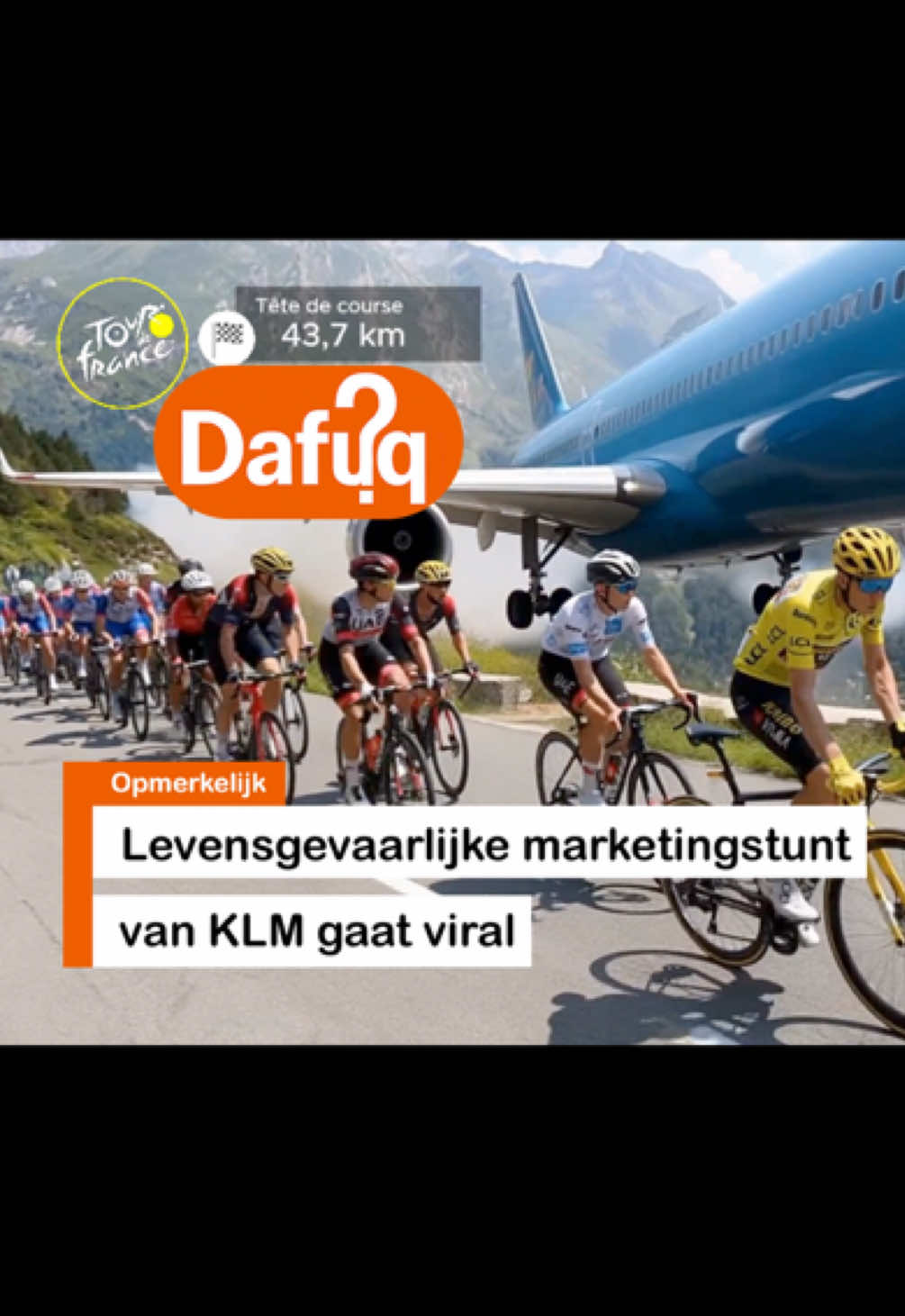 Een zeer opmerkelijke situatie in de Tour de France vanmiddag. Een stagiair bij KLM kwam met een idee om gratis op televisie te komen. Hij had niet verwacht dat er echt iets met zijn idee zou gebeuren. KLM ziet achteraf in dat het een gevaarlijke situatie opleverde. In een persconferentie gaf KLM meer duidelijkheid over de situatie, er werden ook excuses aangeboden.  #KLM #TourDeFrance #Stagiair #TDF2025 #wielrennen 