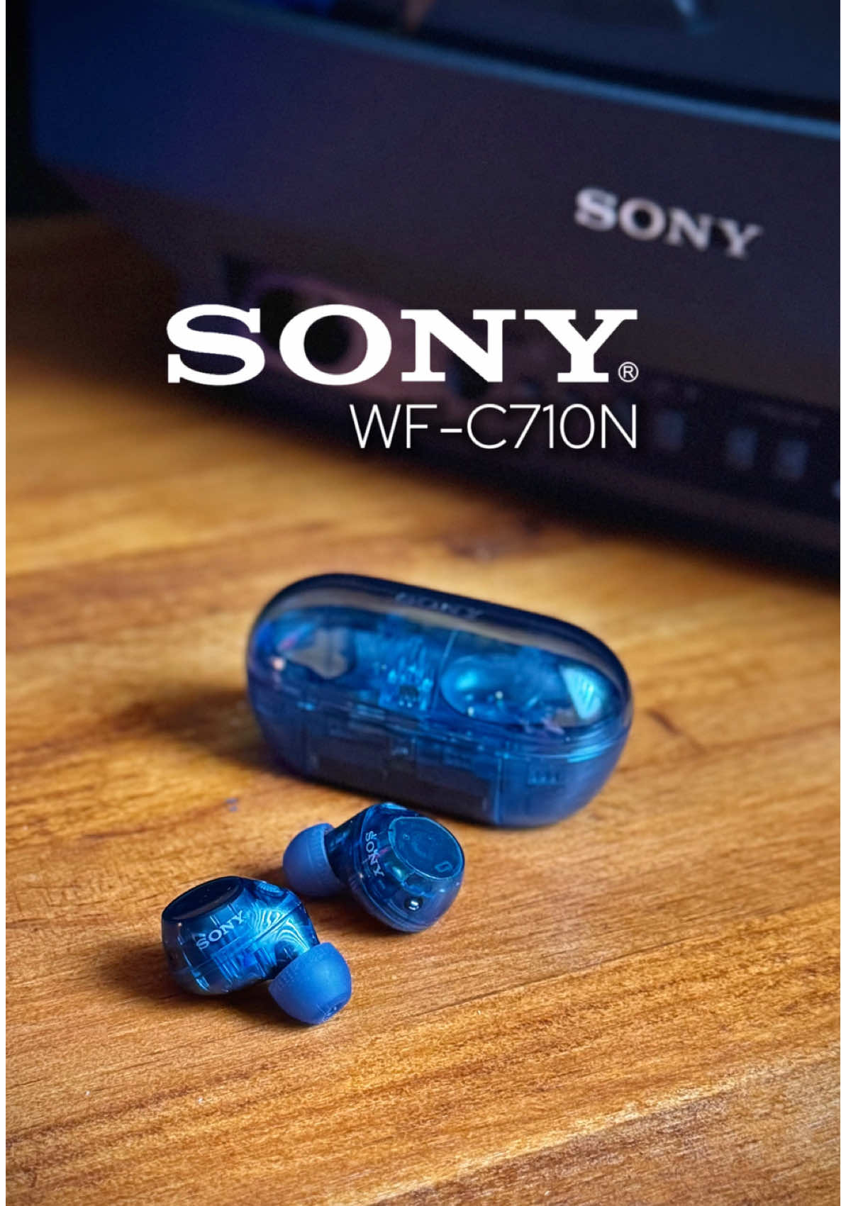 Hoy os traigo de la mano de @Sony , los WF-C710N, unos auriculares que van a dar mucho que hablar. Diseño espectacular, sobretodo el acabado Azul Cristal que da un toque retro que a mí me encanta. - Noise Cancelling - Batería 8,5 horas + 21,5 horas con el estuche  - Tecnología DSEE para una experiencia de sonido mucho más nítida - Ultra ergonómico  Estos han sido los cascos que he utilizado en mis vacaciones y no puedo estar más contento con ellos, y viniendo de Sony, sé que es una acierto seguro. #sony #forthemusic #auricularesinalámbricos #auriculares #wirelessheadphones #headphones #Tech #sound #techreview #gadgets #techgadgets #desksetup #Lifestyle 