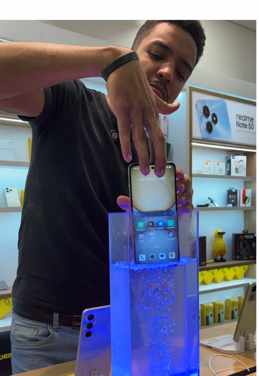 Ele é resistente, rápido e encara qualquer desafio. Será que o realme C75 é o zagueirão que você tava procurando? #realme #realmec75 #smartphone #valecadareal
