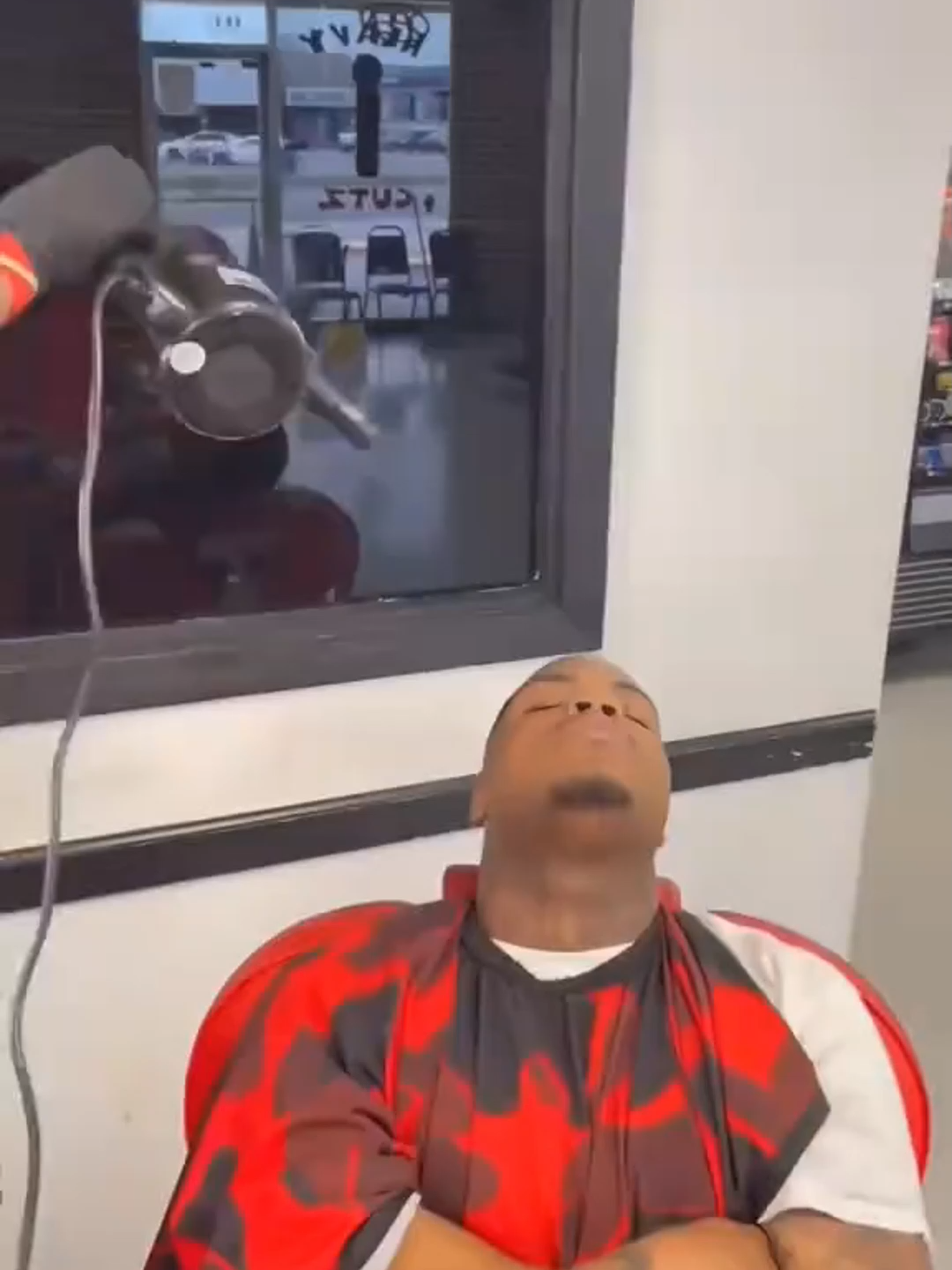 Funny barber pranks😂#prank #funn #funnypranks #jumpscare #scaring #vira #haha #trendin #fyp #jumpy #animal #dogs #scareprank #scarecam #scarepeople