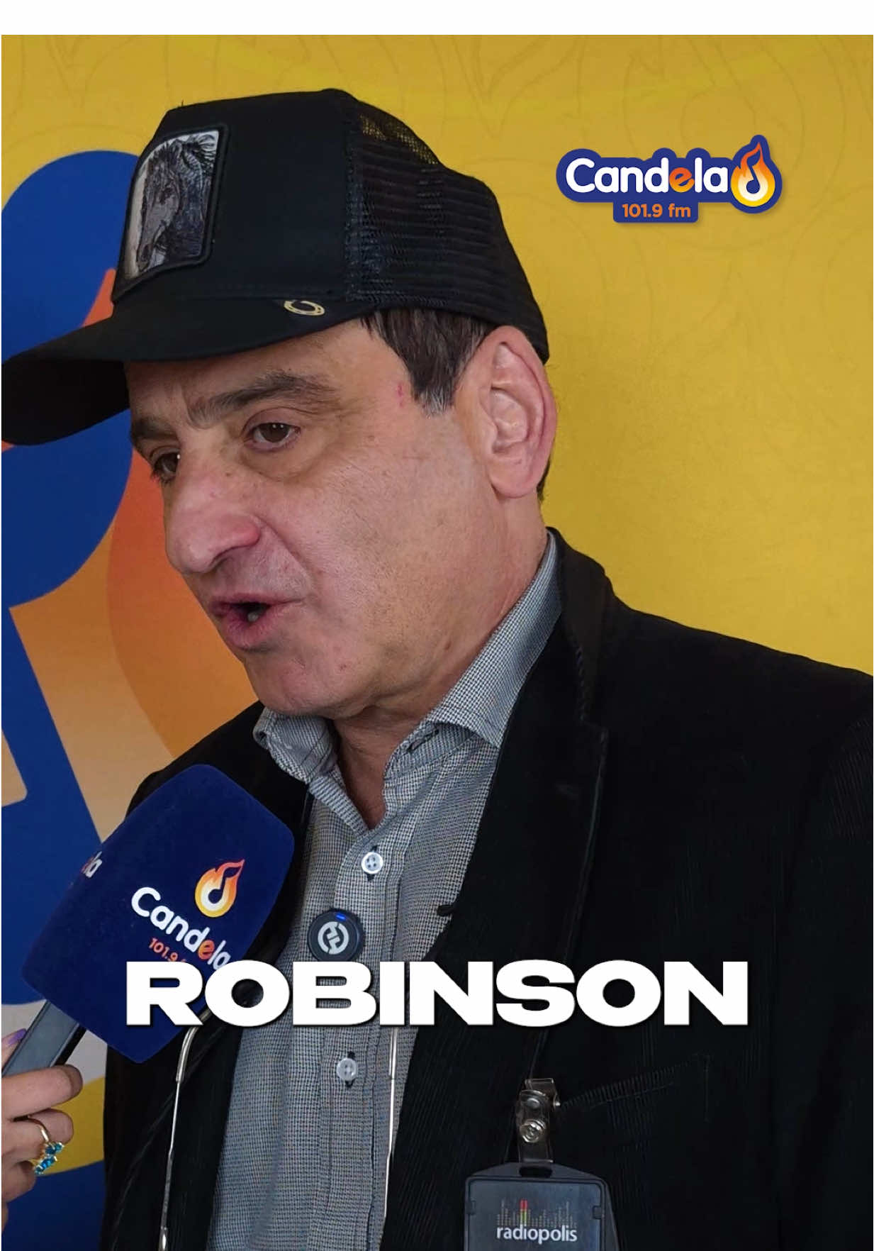 🎭🕵️‍♂️ ¡Adivina el personaje con Robinson Díaz! Puede el mismísimo Robinson recordar cuál de sus icónicos personajes dijo cada frase? Spoiler: ni él se lo esperaba… 😅 Este es solo un adelanto del especial “Más colombiano que…”, que podrás ver este domingo 20 de julio en nuestro canal de YouTube, en homenaje al Día de la Independencia. 🇨🇴✨ 📺 No te lo pierdas: anécdotas, personajes y todo el carisma de un ícono de la televisión colombiana. Porque si alguien es más colombiano que el 20 de julio, ¡ese es Robinson Díaz! 🇨🇴 #familiacandela #candelaestereo #candela #mascolombianoque #robinsondiaz 