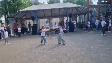 🔥 Wir tanzen, wir lachen – und ja, es ist immer noch 2025: Shuffle lebt! Wer meckert, darf’s gern besser machen 😉💃 #shuffle #shuffledance #dancechallenge #viral #tanzliebe #goodvibesonly #tanz2025 #fürdich #fyp #tanzenmachtglücklich #streetdance #positivvibes #liebezumtanzen #tanzcrew 