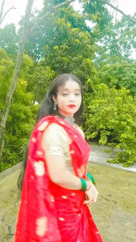 মনের ঘরে প্রেমের ফুল ফুটাইয়া,  যায় রসিয়া ভাব দেখাইয়া🥹