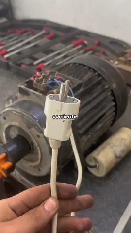 Cómo conectar un Motor trifásico con corriente monofasica🤪🚀 #motores #motor #electricidad #electrico #electronica #maquinas #dobleingeniero #bobinado #bobinadosdumalek 