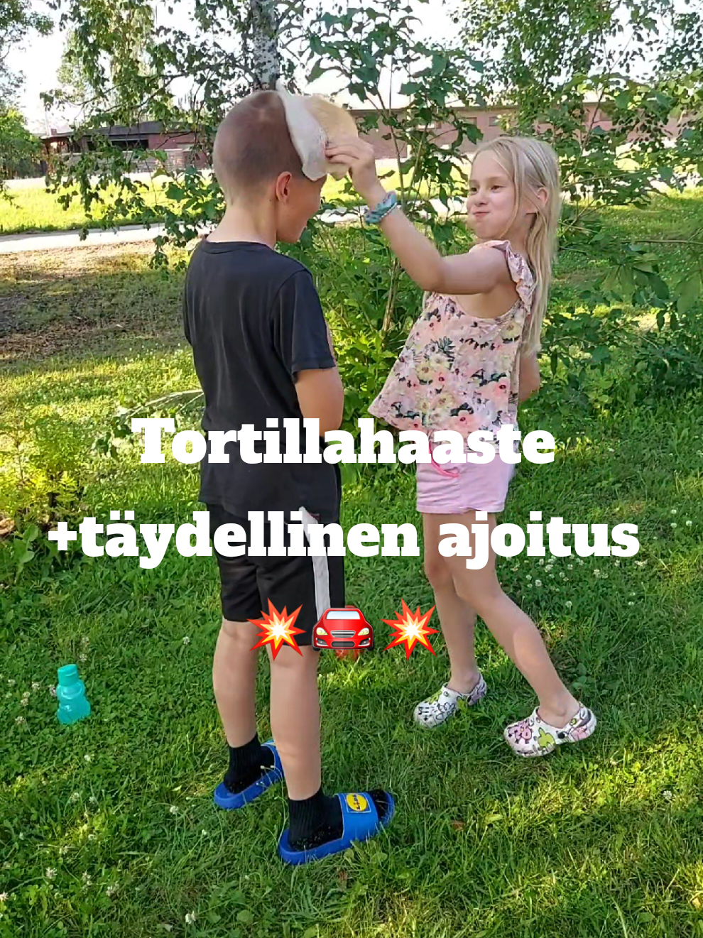 Kuvattii tortillahaastetta mut koska ohi ajaneesta autosta kuulu sopivasti ajoitettu taustavinkaisu niin oli pakko lisätä mukaan car crash-efekti. 😄 Lopputulos: Tortilla-iskun täydellinen soundtrack. 💥🚘💥 #tortillahaaste #tortillachallenge #perfecttiming #hauska #lapset #fyp #suomi 