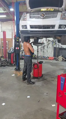 Ya no se si reir o llorar con este chalan. #chalan #mecanico #humor #divertido #incidente #aceite #aprendiz #gracioso #fallo #nuevo #chamba #taller #motor 