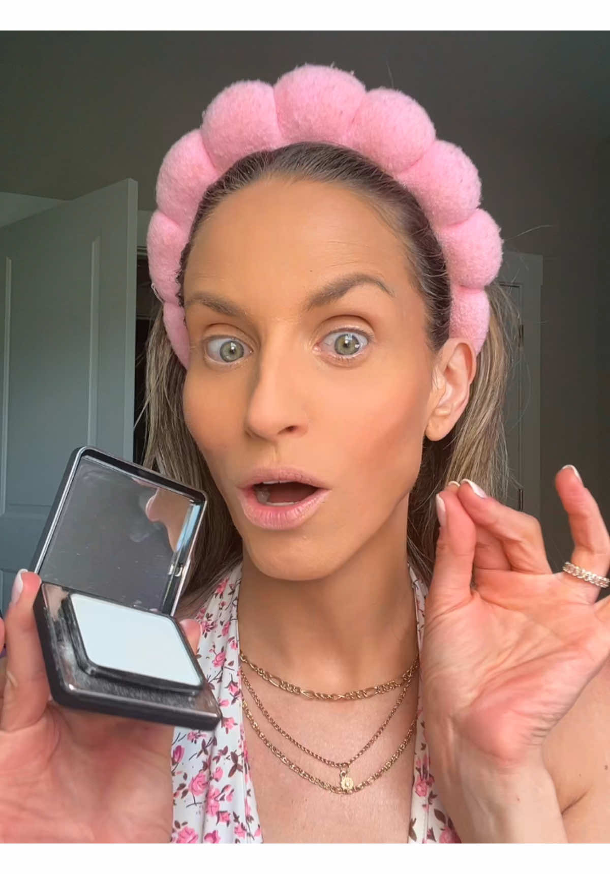 I kid you not, my makeup stayed FLAWLESS for 10+ hrs while I worked. It still looked perfect at 11pm!! This @carslan_us black magnetic soft focus powder is Magic!!  #carslan #carslanpowder #blurringpowder #waterproofmakeup #sweatproofmakeup #smudgeproofmakeup #smudgeproof #waterproof #sweatproof #makeup #settingpowder #finishingpowder #makeuphacks #beautytips #fyp #viraltiktok #tiktokshopcreatorpicks #tiktokshopfinds #summermakeup 