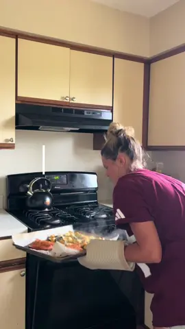 Easy & healthy salmon dinner🙌🏼🍣 #creatorsearchinsights  #healthyeating #gourmetrecipes #mealprep #recipevideo #foodtutorials #salmonrecipe 