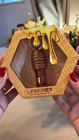 Uma pausa pra esse unboxing 🐝💛 FINALMENTE comprei o liphoney 🍯  e tô apaixonada @FRAN BY FR @Franciny Ehlke ✨ #lipglosses #liphoney #labios #lipoil #francinyehlke #gloss #glossylips #mel #favodemel #maquiagem #maquiagemtiktok #makeup #unboxingvideo #unboxings 