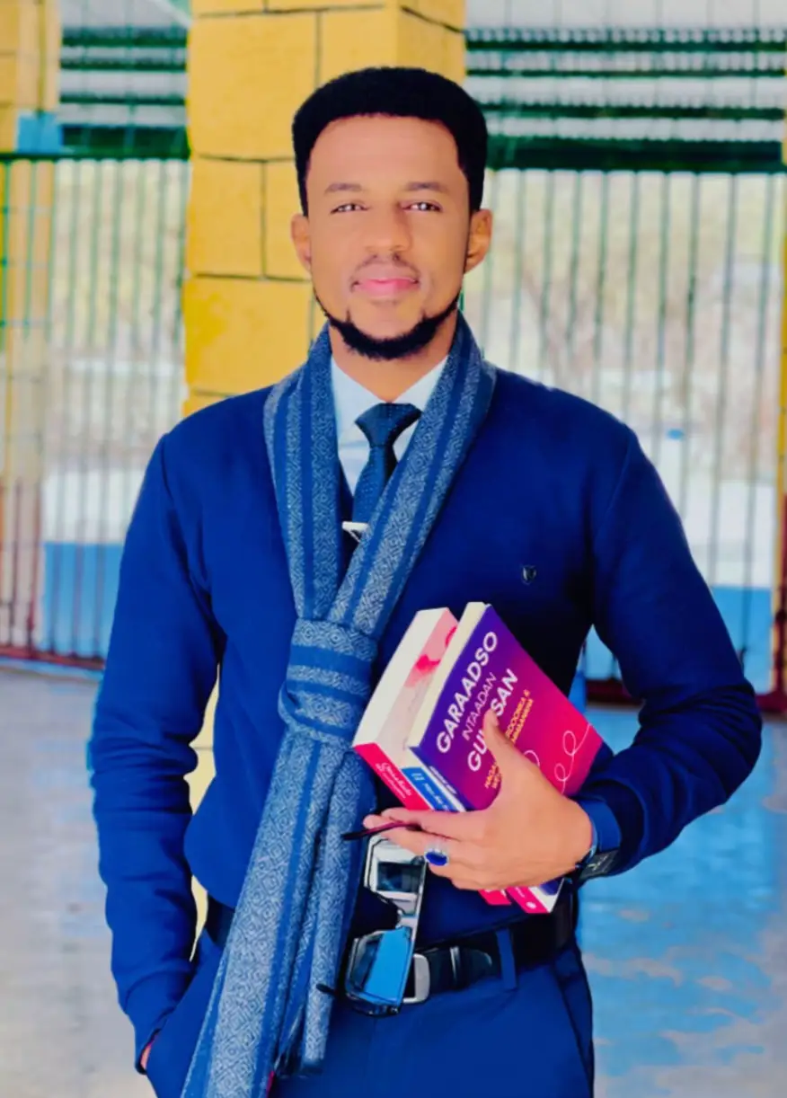 Waxaan ahay bare  ka tirsan jaamicaddo, mac’haddo, iyo dugsi sare; kuna takhasusay Cilmu-Nafsiga ( Psychology ), Luuqada Ingiriisiga ( English Language ), iyo Sooyaalka ( history ). Waxaan aad u xiiseeyaa safarrada ( traveling ), akhriska buugaagta ( reading ), iyo dhageysiga Cimi-dhagood ( podcasts ).  -Sir Kennedy #Professorship👨‍🏫 #Bookish📚📖📕 #Wanderlust✈️🚇🚘 #Philologist🤟📒 #Psychology_Graduate👨‍⚕️ 🗓️ Sabti , July 19, 2025