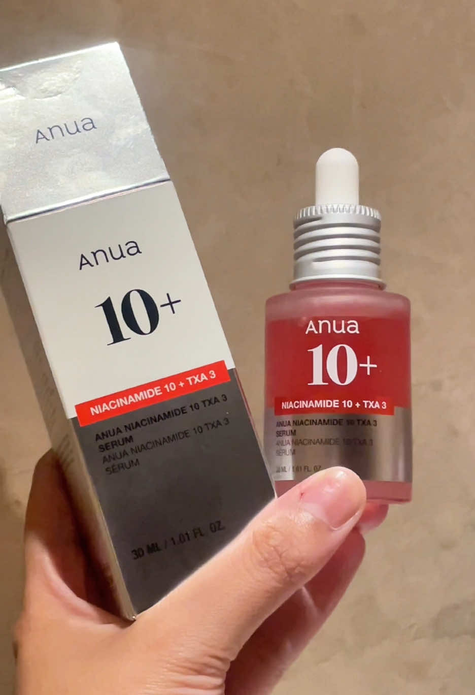 Woke up like this? ✨ Thanks to Anua TXA Serum 💧 Kulit kusam, PIH, atau bekas jerawat? Serum @ANUA Indonesia ini jawabannya! 🌸 Formulanya mix 10% Niacinamide + 4% Tranexamic Acid + 2% Arbutin—bantu banget buat brighten, soothe, and even out skin tone dalam waktu singkat. Love how it feels: super light, non-sticky, and totally fragrance-free. Been using it AM & PM, and honestly… my skin's been glowing with less effort 😍 No filter needed.. just a good serum n a little faith in consistency! 😊 @Fast K.Beauty Indonesia  #anua #anuaskincare #kskincare #niacinamide #darkspot #acnespot #brighteningserum #reviewskincare #beautyenthusiast 