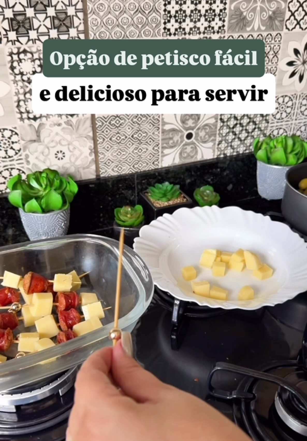 #creatorsearchinsights  Que tal montar um petisco fácil, saboroso e que faz sucesso com todo mundo? 😋✨ Hoje te mostro como fazer esse espetinho de linguiçinha, azeitona e queijo no palito — um estilo “capetinha” que você pode adaptar com o que tiver em casa! 🥓 Pode usar presunto cru, salame, tomatinho cereja, pepino em conserva, ovo de codorna… Fica perfeito pra servir em festinhas, reuniões com amigos ou até numa tábua de frios diferente! 📌 Salva essa ideia pra fazer depois e 👉 Segue o perfil pra mais dicas de comidinhas, decoração, mesa posta e inspirações 🍷🧀 #P#PetiscoFácilM#MesaPostaR#ReceitaRápidaC#Capetinha       