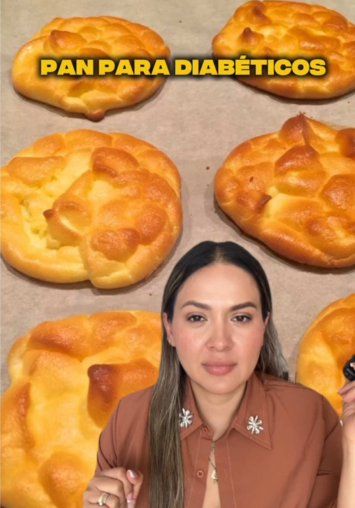 El mejor pan para diabéticos!  Ingredientes para 6 panes pequeños): – 3 huevos – 3 cdas de queso crema bajo en grasa o yogur griego natural sin azúcar – ½ cdita de polvo de hornear (opcional: pizca de sal) 👩‍🍳 Separa claras y yemas. Bate las claras a punto de nieve. Mezcla las yemas con el queso crema y luego une ambas con movimientos suaves. 🔸 Forma pequeños discos sobre papel encerado y hornea por 25 min a 180°C. #prediabetes #diabetes #diabetestipo2 