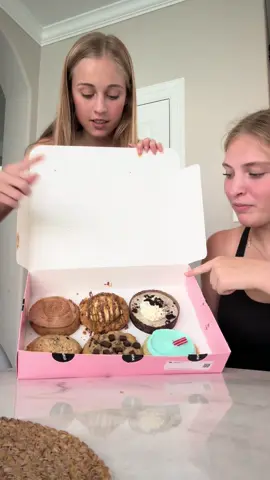 Crumbl Review! @lillaaaaa #crumblcookies #crumblecookiereview #fyp