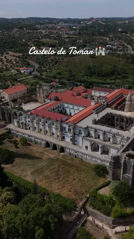 📍Tomar, Portugal – um lugar onde a história não dorme. Lá do alto, você vê beleza. Mas quem conhece a fundo, sente a energia de séculos de segredos e batalhas. 🏰 O Castelo dos Templários, fundado no século XII, foi muito mais que uma fortaleza — ele foi sede da Ordem dos Templários em Portugal. ⛪ Já o Convento de Cristo, construído posteriormente, guarda detalhes arquitetônicos únicos, incluindo a famosa janela manuelina. #viagem #paz #viraltiktok 