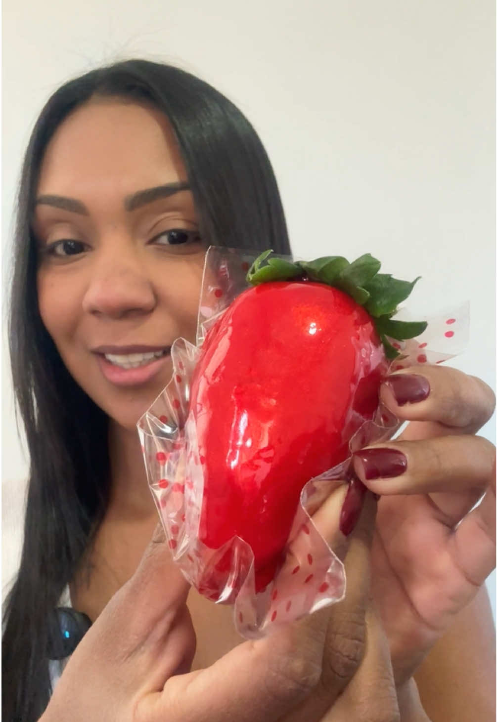 Provando o morango do amor 😐 Depois de tanto procurar finalmente encontramos! Já provou?  Não esquece de seguir a gente para encontrar o melhor de São Paulo ❤️ #morangodoamor #doce #viral 