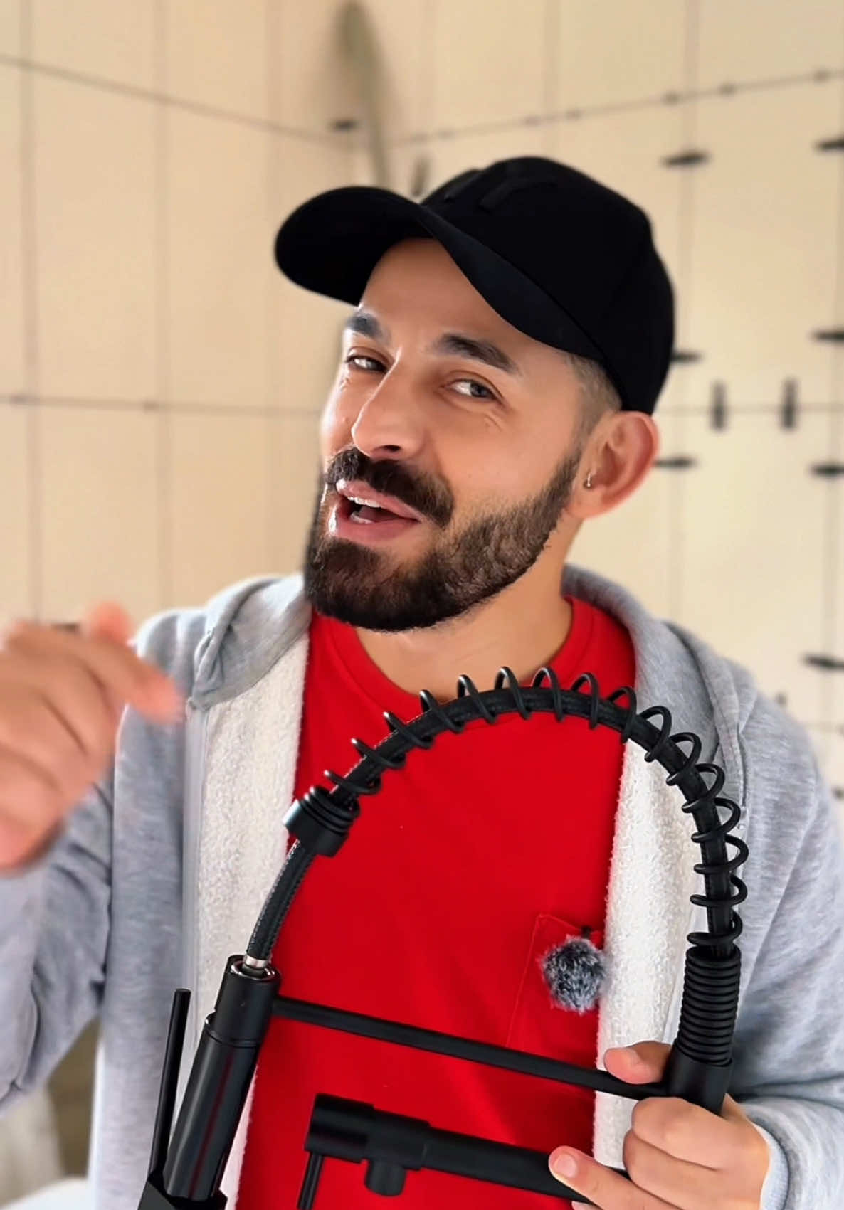 Torneira Cozinha Gourmet Monocomando Com Spray Extensor Prata superior Tubo de água flexível para ajustar Sobre este produto Características do Produto: Marca do Newconceito Bitola: 1/2. Acabamento: triplo cromo de alta resistência à corrosão, preservando por muito mais tempo a beleza do produto. Chuveiro Manual de banho: praticidade e encaixe fácil. Volante Lever que proporciona maior leveza na abertura e fechamento. Duas opções de jato para maior economia de água e jato para duas opções de jato: jato arejado para maior economia de água e jato de banho para maior pressão e facilidade na limpeza de alimentos e pratos. Temperatura máxima da água: 70°C. Cartucho cerâmico de alto desempenho (500,000 ciclos). Pressão de água recomendada mínima: 3 mca. Pressão máxima de água recomendada: 40 mca. Furo de banco de bancada: 35 mm. Material: 100% Metal. 3 meses contra defeitos de fabricação Dimensões aproximadas: Altura: 50cm Distância Horizontal da base da torneira até a saída principal da água: 27cm Saída de água principal de altura da base para a saída de água principal: 10cm Diâmetro da Base: 8cm Dimensões da caixa: Comprimento do Comprimento: 31cm Largura da Largura: 7cm Altura: 54cm Itens inclusos: Torneira Gourmet 50cm Corpo de 1 haste + porca de haste Borracha de vedação 1 borracha de vedação Parafusos de fixação e trançado flexível 2 mangueiras de aço trançadas flexíveis (50cm) e parafusos de fixação. Fatura eletrônica Torneiras de balcão de balcão com água fria e quente Toque em água fria na torneira da parede.  #tiktokshopchegou #torneiramonocomando 