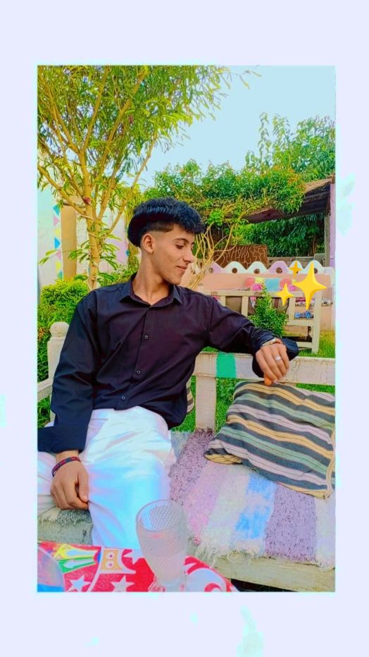 *لو كان الحب كلمات تُكتَب لانتهت أقلامي، لكن الحب أرواح توهَب فهل تكفيك روحي♥️🖇️؟*
