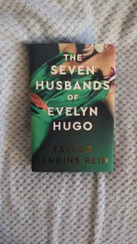 The sides!!!! 😍 This is my favourite special edition that I own, it's absolutely gorgeous!! #thesevenhusbandsofevelynhugo #specialeditionbooks #sapphicbooks #sadbookrecs #BookTok 