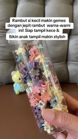 Lengkapin gaya si kecil dengan jepit rambut super gemes ini! Didesain dengan warna-warni ceria dan karakter lucu yang disukai anak-anak. #IkatRambutLucu #JepitAnakImut #AksesorisAnak #LucunyaKebangetan 