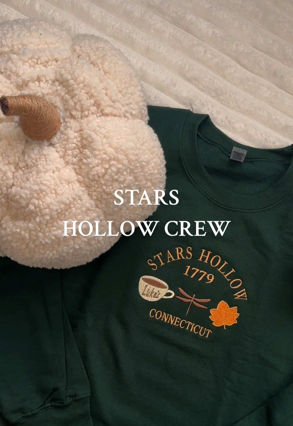 This Stars Hollow Crewneck is actually perfect omg 😭 the most fall coded, nostalgic show🍂🍁 #fallgirl #gilmoregirlssweatshirt #fallsweatshirt #fallfashion #gilmoregirlstiktok #starshollow #starshollowsweatshirt 