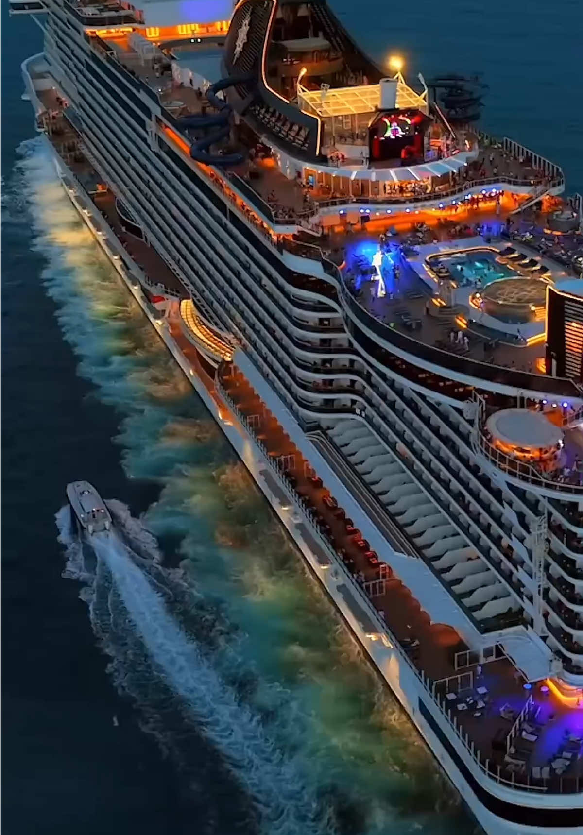 🌍🛳️ Siêu du thuyền đỉnh cao của thế giới – lớn gấp 5 lần Titanic! Với mức giá khoảng 300 triệu đồng/người, bạn sẽ bước vào một hành trình 121 ngày vòng quanh thế giới – nơi mỗi sáng thức dậy là một quốc gia mới, mỗi buổi chiều là một chân trời xa lạ… 52 điểm đến, 31 quốc gia & vùng lãnh thổ – từ Âu sang Á, từ Phi tới châu Đại Dương. 🌊 Không chỉ là một chuyến đi, mà là một cuốn hồi ký sống giữa lòng đại dương. Đây là nơi bạn sống hết mình cho những khoảnh khắc không lặp lại. #DuThuyềnSangTrọng #HànhTrìnhTrênBiển #TínĐồXêDịch #VòngQuanhThếGiới ⛴️💫📸