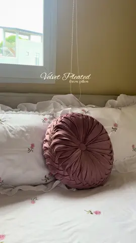 classy pleated throw pillow! so niceeee! #throwpillow #pillow #beddings #pillowcase #pleatedpillow 