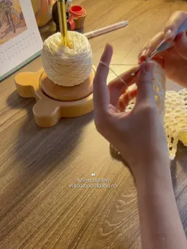 Tớ có thể vừa móc vừa suy nghĩ 1000 câu chuyện trong đầu… Thế có được gọi là suy nghĩ theo một cách thật chill không 🫠 Mong mọi thứ đến thật nhẹ nhàng để ta có thể đón nhận 🫂 #handmade #crochet #moclen #chilling 