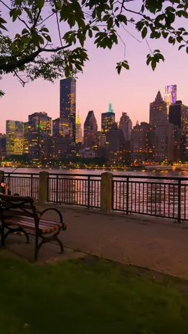 Summer vibes 🗽🌆 . . . . . . . . #nyc #newyork #newyorkcity #newyorker #sunset #Summer #summervibes #nyclife #manhattannewyork #manhattanview #atardardecer🌅 #nyctiktok 
