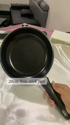 Non Stick frying pan. 20cm , tamang tama lang sa mga itlog,hotdog,ham. Hnd na masasayang mantika, kasi meron na kami maliit na non stick pan.#nonstick #fryingpan #20cm #japanesepan 