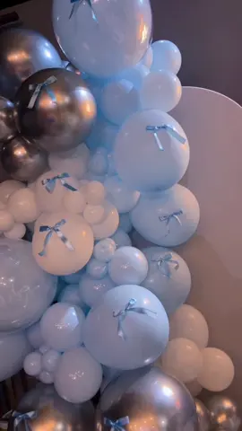 Cada detalhe pensado com carinho! Os lacinhos azuis trouxeram um toque de delicadeza e encanto para essa decoração especial. 💙 #ESDecore #DecoraçãoDelicada #LacinhosAzuis #DetalhesQueEncantam #DecoraçãoComAmor