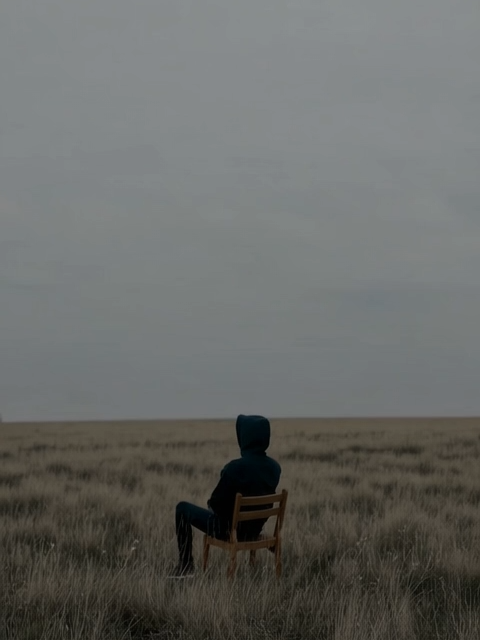 A Moment of Pure Loneliness A man sits alone in an endless field — no words, no movement, just silence and the soft touch of the wind. This isn’t just a video… it's a feeling. The stillness, the distance, the isolation — this is what loneliness truly looks like. #Watch till the end and feel it. #NoDialogue #JustEmotion #loneliness #sadvideo #cinematicshort #solitudem83 #hoodieman #silentvideo #emotionalscene #deepvibes #aestheticvideo #tiktokfilm #poeticgerman #shortfilmvibes #emptiness #sadness #daily #Snowfall #SEA #divertido