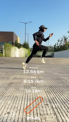 Join the trend (again) 😆 Sayangkan gk dipost, udah bangun subuh2, lari 12,5 km masa gk dipost wkwk #strava #stravarun #trendstrava #runningtrend #runnermom #stravatrend #trendstrava