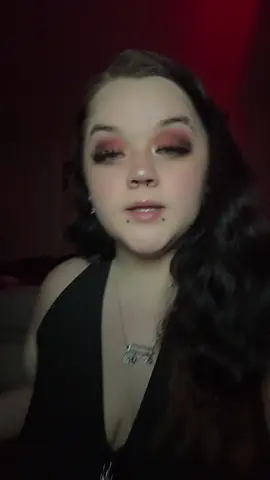#🍃tiktok #funny #cutcreasemakeup #cutcreasemakeup #red #cute #prettygirl #fypシ #19 #selfpositivity #eyeshadow #emo 