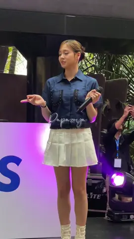 Dance tipis tipis tapi gerr🤙🏻 always keren zoy @zee asadel @Milkis Indonesia  . . . #zeeasadel #aziziasadel #santuytunesmilkis #eventmilkislippokemang 