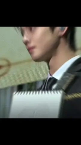 Cha Eun Woo aktor Korea Selatan sekaligus anggota boy group ASTRO akan segera menjalani wajib militer. Cha Eun Woo dijadwalkan mulai bertugas pada akhir Juli 2025 mendatang. Kabar ini disampaikan langsung kepada para penggemar melalui acara perpisahan spesial. Sebelum resmi masuk militer, Cha Eun Woo menyempatkan diri untuk berpamitan secara langsung lewat fan meeting bertajuk The Royal. Acara tersebut menjadi momen emosional sekaligus perayaan terakhir sebelum dia vakum sementara dari dunia hiburan. #chaeunwoo  #wajibmiliter  #aktorkorea 