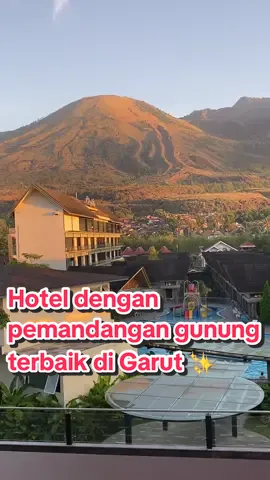 Buka pintu hotel, langsung liat pemandangan Gunung Guntur sejelas, secantik dan sebagus ini 🥹✨ Bener2 menurut aku ini pemandangan terbaik selama di Garut. Biarpun sebenernya kemanapun perginya di Garut tuh pemandangannya cantik semua, soalnya kaya dikelilingin sama gunung2 gitu. Nanti aku review, spil harga dan kasih tutorial dapet nomor / tipe kamar di Cahaya Villa yg punya pemandangan Pool air hangat + Gunung kaya di video ini 💯 📍 Cahaya Villa Hotel, Cipanas Baru, Garut, Jawa Barat #fyp #PlacesToVisit #placetogo #cahayavillagarut #hotelgarut #rekomendasi #wisatakeluarga #tempatnongkrong #hotelmurah #gunungguntur #mountainview #harga #roomrate #ttpetualangpro #jabar #garutplacetogo 