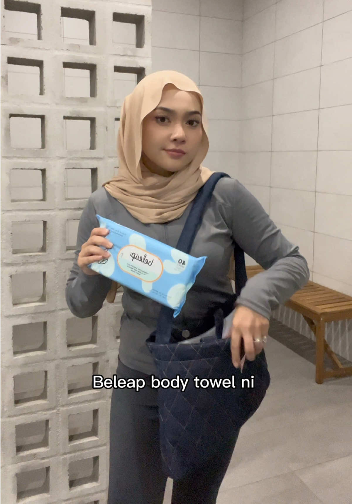 Kenapa la I baru tahu kewujudan @beleap.os 🤦🏻‍♀️ Feminine Wipes ni? Lagi2 bila cuaca panas Malaysia ni, selalu rasa tak selesa dekat “bawah” tu. Kita perempuan penting kena jaga kebersihan kita lagila bila time period. Senang betul ada Beleap Feminine Wipes ni, rasa bersih macam lepas mandi. korang try dulu satu, confirm akan repeat beli. Dorang ada Body Towel & Micellar Deep Cleansing Wipes best to use jugak _________________ #fyp #Femininewipes #BeleapEveryday #FreshAnywhere #HygieneOnTheGo #beleap #wipes #bodywipes #foryoupage