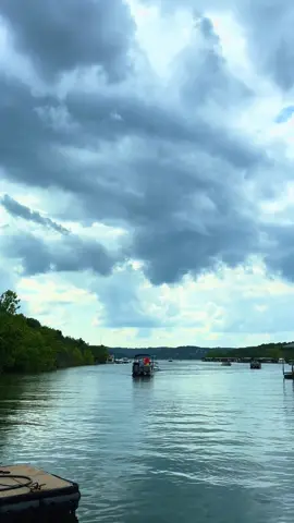 Lake hair, don’t care—it’s still summer at Table Rock 🏖️🕶️