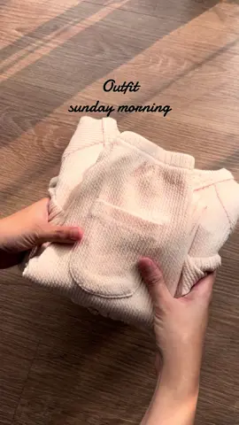 Lembut dari warna, nyaman dari bahan. OOTD hari ini: effortless, tapi tetap gemas.