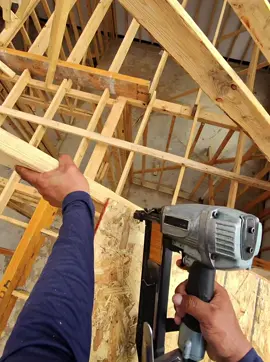 Así es la construcción de casas en Estados Unidos. De esta manera instalamos plywood ahora un video en inglés tratando de aprender. 