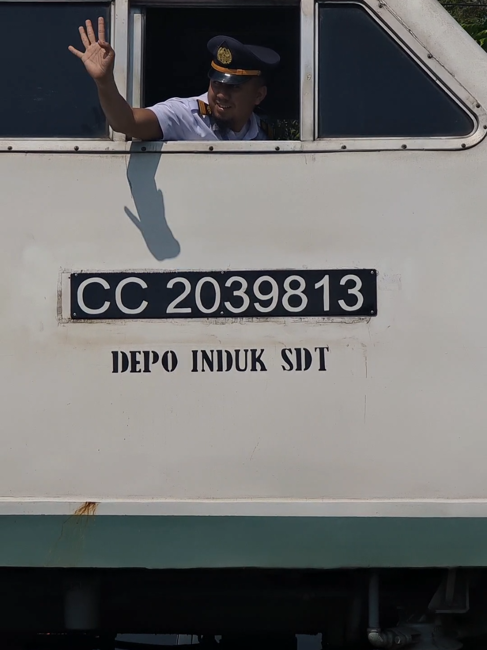 sapaan masinis ramah pa haji ryan.. #masinis #masinisindonesia #masinisramah #cc203 #railways #trainz #railsprinter #videokeretaapi #railfansindonesia #pecintakeretaapi 