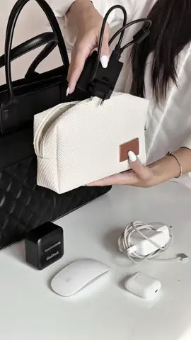 Cả thế giới đồ dùng – mọi thứ đều được sắp xếp gọn gàng chỉ với một chiếc túi cá nhân nhỏ xinh. #GILAN #tuixachGILAN #OOTD #tuitote #tuicongso 