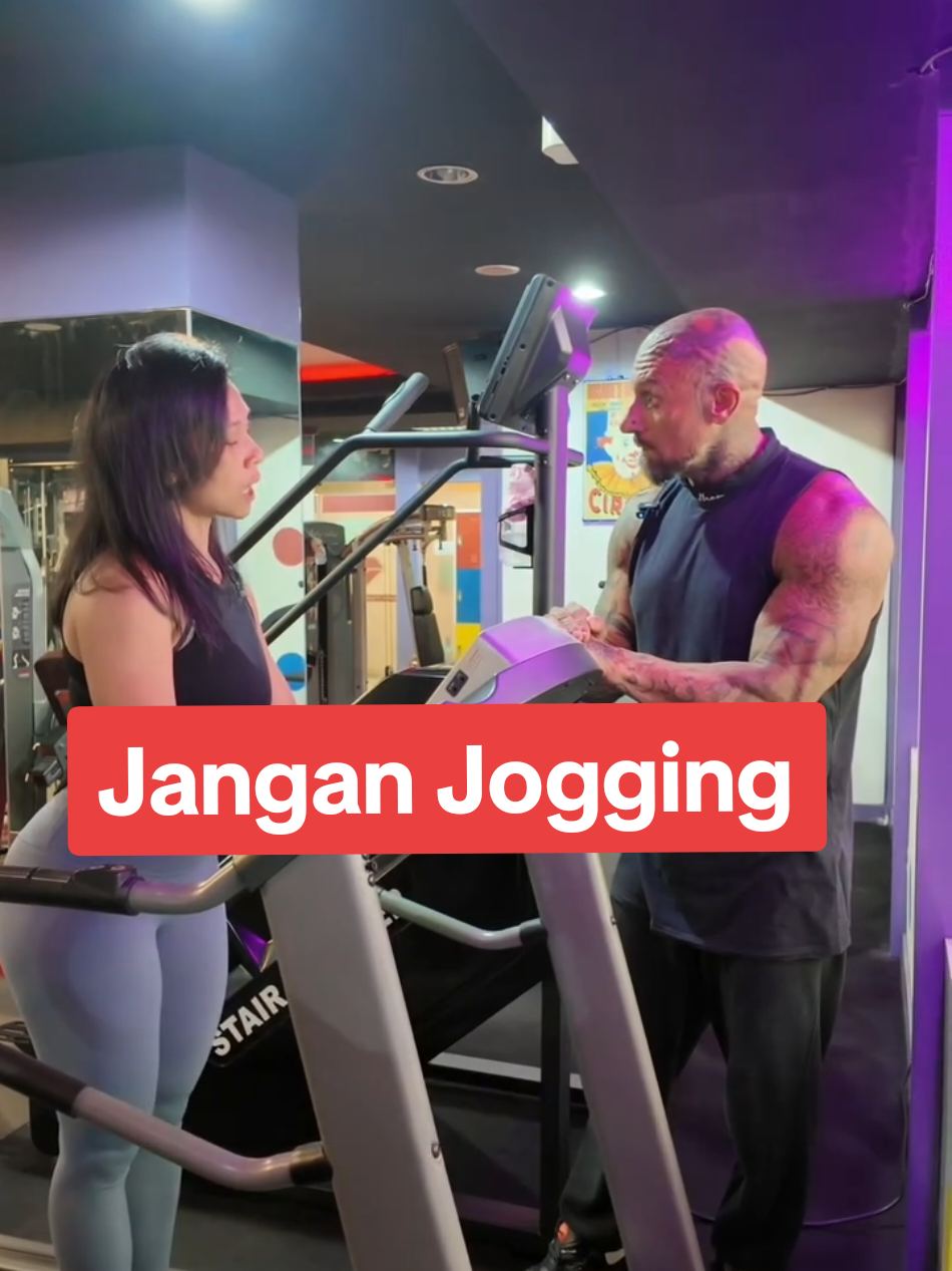 Jangan Jogging! 🚫🏃‍♀️ Kalau tujuanmu fat loss, jalan kaki malah bisa lebih efektif daripada jogging. ❌ Jogging terlalu intens bisa bikin tubuhmu stress → hormon kortisol naik → pembakaran lemak jadi susah ✅ Jalan kaki itu low impact, gampang konsisten, dan bantu jaga otot sambil bakar lemak pelan-pelan Yang penting: konsisten & sustainable. Mau tahu trik-trik fatloss lainnya? 💬 Komentar 