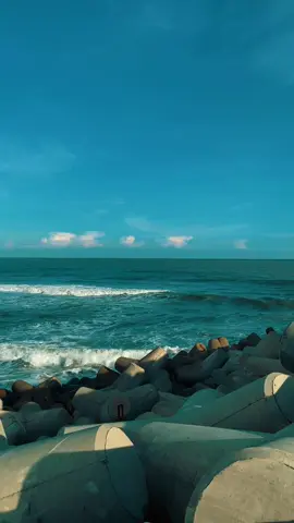 Biarkan angin laut membelaimu disaat aku melihat ombak menghantam pantai ini dengan sopan .. 🌊 #beach #sore #capcut #moment #terbuangdalamwaktu 
