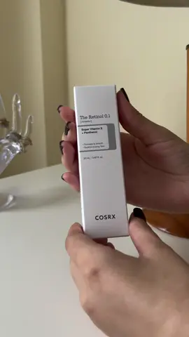 🌙 The Retinol 0.1 Cream de COSRX – ¡Tu primer paso hacia una piel más firme, lisa y luminosa! ¿Quieres empezar con el retinol sin miedo? Esta crema coreana es perfecta para principiantes. Con 0.1% de retinol, vitamina E y pantenol, mejora la textura, difumina arrugas y fortalece la barrera cutánea sin irritar. Su fórmula suave hidrata y calma mientras combate los signos de la edad. Ideal para pieles sensibles, maduras o con tendencia acneica. ✨ Reduce líneas de expresión   ✨ Mejora elasticidad y tono   ✨ Textura ligera, no grasa   ✨ Apta para uso nocturno y layering   ✨ Resultados visibles en pocas semanas Aplica por la noche sobre piel limpia, evitando contorno de ojos y labios. ¡Siempre con SPF al día siguiente! #theretinol01cream #cosrx #retinolcoreano #skincarecoreano #rutinafacial #pielmadura #antiedad #vitaminae #pantenol #cuidadodelapiel #GlowUp #pielperfecta #kbeauty #skincareroutine #texturapiel #retinolparaempezar #editorialbyale 